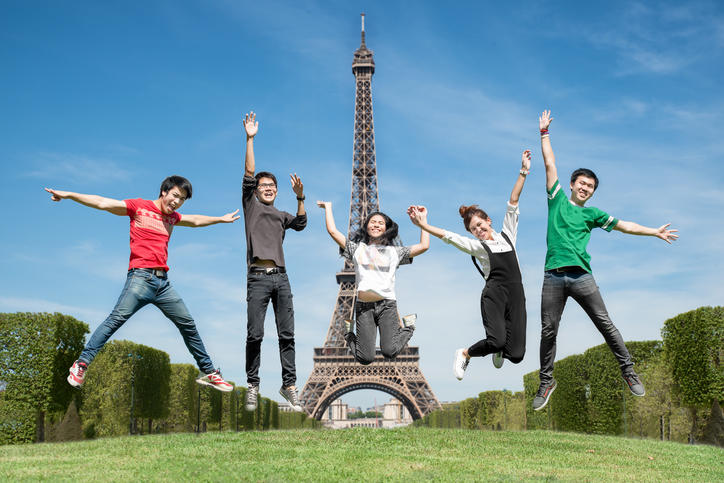 Etudiants étrangers sautant de joie devant la tour eiffel étudiants tour eiffel